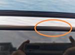 吉利星越L 大家车窗上面那个亮条下图所示，有那种类似划痕的长条吗？左右车窗都有，而且规则的有几处，长度位置都一样，像是出